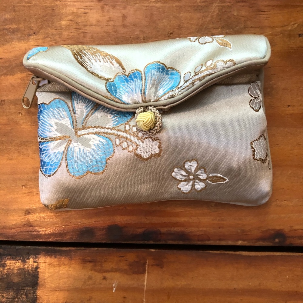 Small satin pouch - Picture 3 of 6